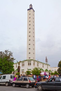Nador 'un merkezindeki Cami Hac Mostafa' nın yüksek minaresi. Fas 'ın kuzeydoğu Rif bölgesinde bir kıyı kenti ve eyalet başkentidir.. 