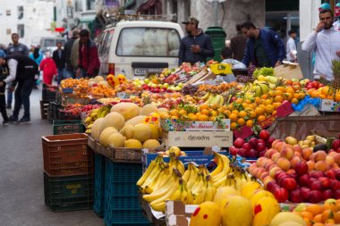 Kuzey Fas 'taki Tetouan Medina Mahallesi' nde eski pazarda meyve satıyorum..