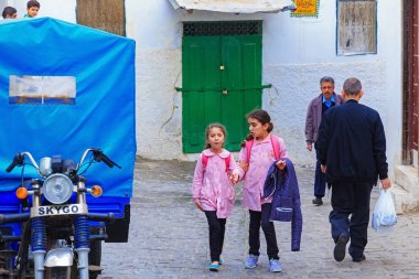 Kuzey Fas 'taki Tetouan Medine sokaklarından birinde kimliği belirsiz iki genç kız.. 