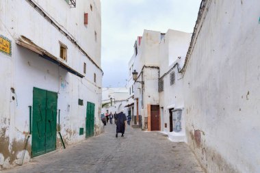 Şehrin tarihi merkezindeki tipik eski Tetouan yerleşim sokakları (Kuzey Fas) manzarası.