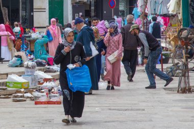 Kuzey Fas 'taki Tetouan caddelerinden birinde ulusal Fas kıyafetleri içinde bilinmeyen insanlar var.. 