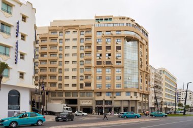 Akdeniz kıyısındaki modern binalar Kuzey Fas 'ta Tanca' nın yerleşim bölgesinde. .