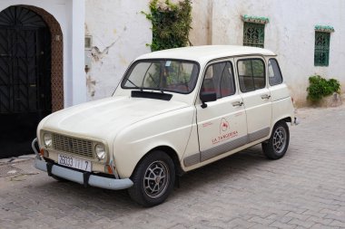 Renault 4gtl otomobili Kuzey Fas, Tangier 'in tarihi bölümünde. Renault 4, 1961-1994 yılları arasında üretilen küçük bir Fransız ön teker çekişli aile arabasıdır.). 