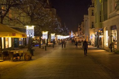 Monte Cassino Caddesi Kahramanları 'nın Noel süslemelerinin gece manzarası. 