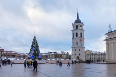 Katedral meydanı manzarası. Şehrin tarihi bölümünde Noel ağacı süslenmiş..