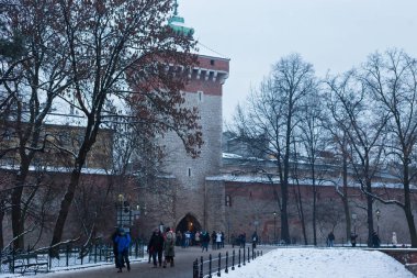 St. Florian Kapısı 'nın kış manzarası. Geçit, Polonya 'nın en ünlü Gotik kulelerinden biri ve Krakow Eski Kasabası' nın odak noktası.. 