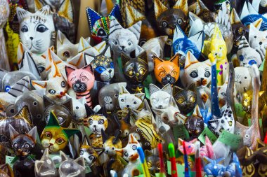 Krakow 'daki Noel Fuarı' nda ahşap renkli kediler satmak..