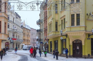 Şehrin tarihi bölümündeki Szeroka ve Przedzamcze caddelerindeki eski binalar.