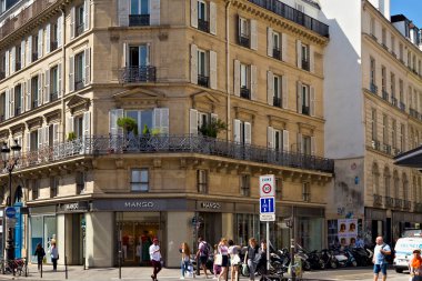 Yaz aylarında Rue de Rivoli üzerinde Paris'in orta kesiminde eski tarihi binalar.
