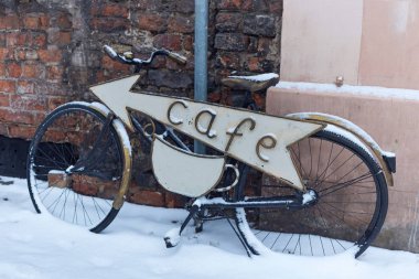 Torun 'un tarihi bölgesindeki kafelerden birinin reklamı olarak eski bir retro bisiklet.. 
