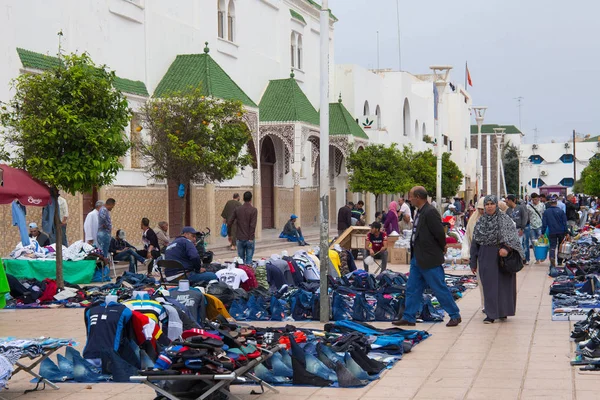 Mercado de pulgas cerca de la mezquita Haj Mostafa en el centro de Nador. Es una ciudad turística costera y capital provincial en la región noreste del Rif en Marruecos . — Foto de Stock