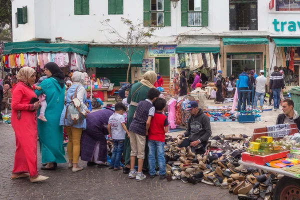 Vista del antiguo mercadillo en el barrio de la Medina de Tetuán en el norte de Marruecos . — Foto de Stock