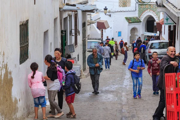 Locales desconocidos en una de las calles de la Medina Tetuana en el norte de Marruecos . — Foto de Stock