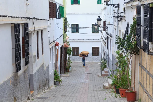 Uomo sconosciuto su una delle tipiche vecchie strade residenziali di Tetouan (Marocco settentrionale) nel centro storico della città . — Foto Stock