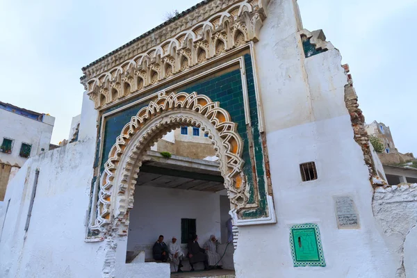 Antigua puerta antigua de la cemetría musulmana Sidi Al-Mandri en Tetuán . — Foto de Stock