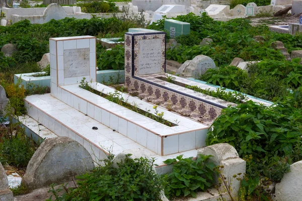 Velhas sepulturas no cemitério muçulmano Sidi Al-Mandri em Tetouan . — Fotografia de Stock