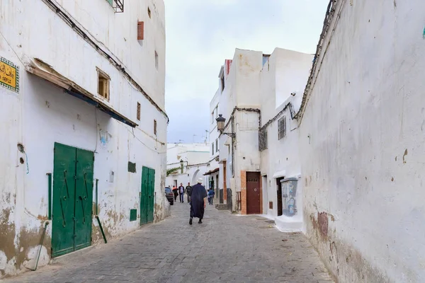 Uitzicht op de typische oude woonstraten van Tetouan (Noord Marokko) in het historische centrum van de stad. — Stockfoto