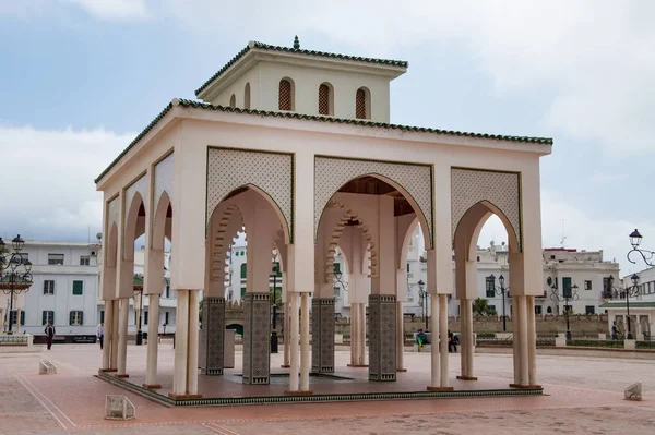 Vista del edificio con arcos en la plaza Riad Lfeddan en el centro histórico de Tetuán (norte de Marruecos ). —  Fotos de Stock