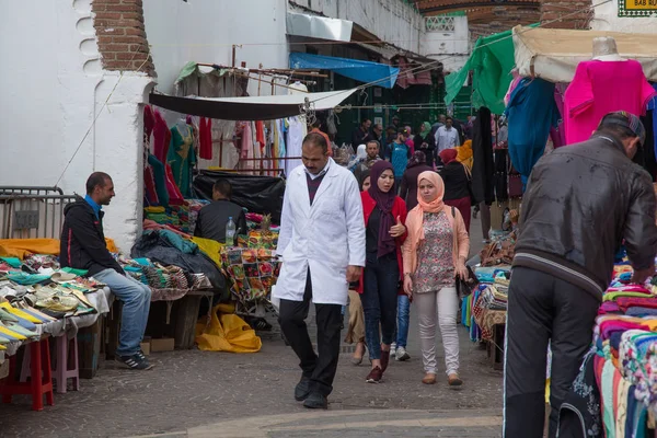 Personas desconocidas en una de las calles de la Medina Tetuana en el norte de Marruecos . — Foto de Stock