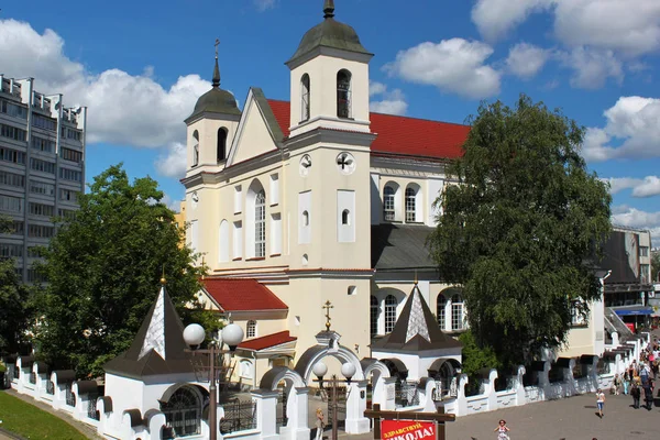 Białoruski kościół katedralny pod wezwaniem Świętych Apostołów Piotra i Pawła. — Zdjęcie stockowe