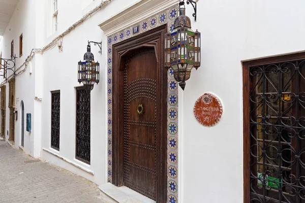 Puerta de madera del hotel La Tangerina en el barrio de Tánger Medina en el norte de Marruecos . — Foto de Stock