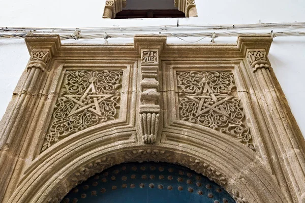 Estrela de cinco pontas como elemento decorativo na parede de um dos edifícios antigos em Tânger, norte de Marrocos . — Fotografia de Stock