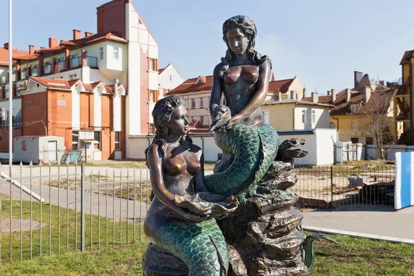 Escultura das sereias na costa do Mar Báltico no famoso resort Zelenogradsk (anteriormente conhecido como Cranz) na primavera . — Fotografia de Stock