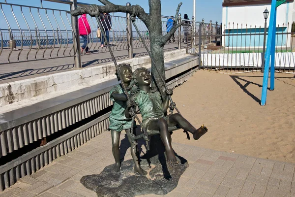 Escultura de niños jugando en la costa del Mar Báltico en el famoso complejo Zelenogradsk (anteriormente conocido como Cranz) en primavera . — Foto de Stock