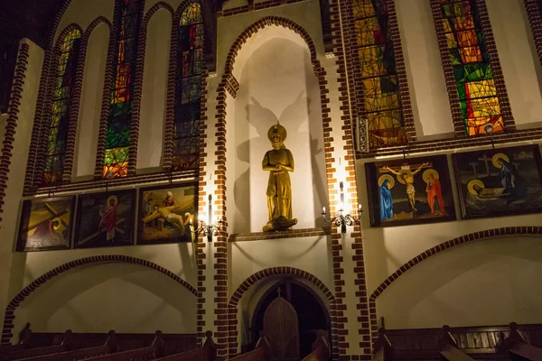 Interiör i Garnisonskyrkan St. George i Sopot. Den minimalistiska vitkalkade interiören består av charmiga moderna målade glasögon och bilder. — Stockfoto