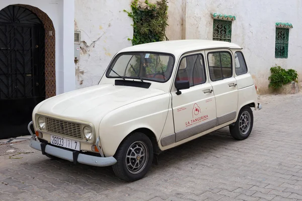 Voiture Renault 4gtl dans la partie historique de Tanger, Nord du Maroc. La Renault 4 est une petite voiture familiale française à traction avant (produite entre 1961 et 1994 ). — Photo