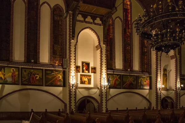 Interior de la Iglesia Garrison de San Jorge en Sopot. El interior minimalista encalado comprende encantadoras vidrieras y cuadros modernos . — Foto de Stock