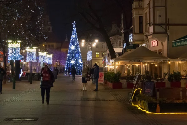 Widok nocy Heroes of Monte Cassino St w dekoracji świątecznej. Nieruchomości mieszkalne wokół ulicy jest w mniejszości - głównie restauracje i sklepy. — Zdjęcie stockowe