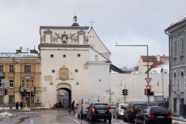 Pohled na bránu úsvitu (postavenou mezi lety 1503 a 1522). je městskou branou ve Vilniusu a jednou z nejdůležitějších náboženských, historických a kulturních památek. — Stock fotografie