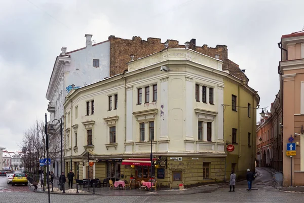 Edifícios antigos na parte histórica de Vilnius. É a capital da Lituânia e é conhecida pela sua Cidade Velha, declarada Património Mundial da UNESCO . — Fotografia de Stock