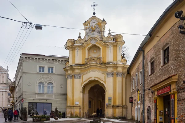 Pohled na bazilišskou bránu kláštera ve Vilniusu na ulici Ausros Vartu. Brána byla postavena v roce 1761 podle projektu architekta Johanna Christopha Glaubitze. — Stock fotografie