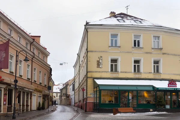 Régi épületek Vilnius történelmi részén. Litvánia fővárosa, és az óvárosáról ismert, Unesco Világörökség részévé nyilvánította. — Stock Fotó