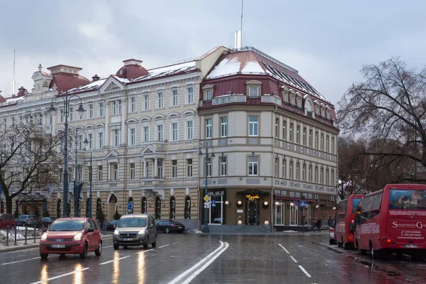 Edifícios antigos na parte histórica de Vilnius. É a capital da Lituânia e é conhecida pela sua Cidade Velha, declarada Património Mundial da UNESCO . — Fotografia de Stock