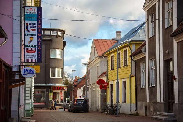 Edificios antiguos en el centro histórico de Parnu. La ciudad es un popular complejo vacacional de verano con muchos hoteles, restaurantes y grandes playas. . —  Fotos de Stock