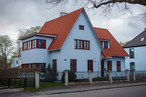 Beskåda av den bostads-blått byggnaden i historiskt centrera av Pärnu. — Stockfoto