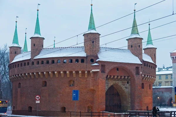 Vue d'hiver du bâtiment Barbican. La Barbacane de Cracovie - un avant-poste fortifié autrefois relié aux murs de la ville . — Photo