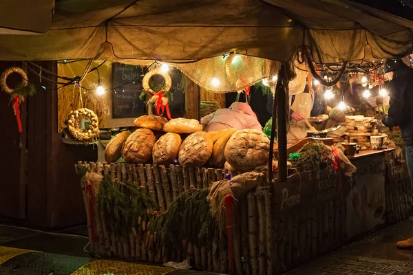 Venda de pão polonês tradicional na Feira de Natal na Praça do Mercado Principal, no centro histórico de Cracóvia . — Fotografia de Stock