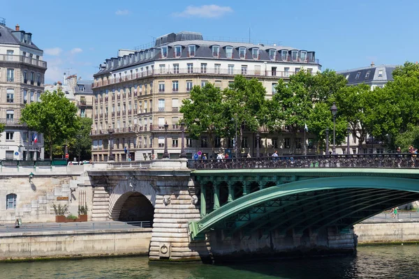 Alte historische Gebäude im Zentrum von Paris im Sommer mit Blick auf die Seine. — Stockfoto