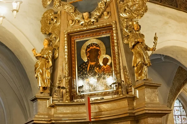 Blick in das Innere der katholischen Kirche der Himmelfahrt der Jungfrau Maria in Torun. — Stockfoto