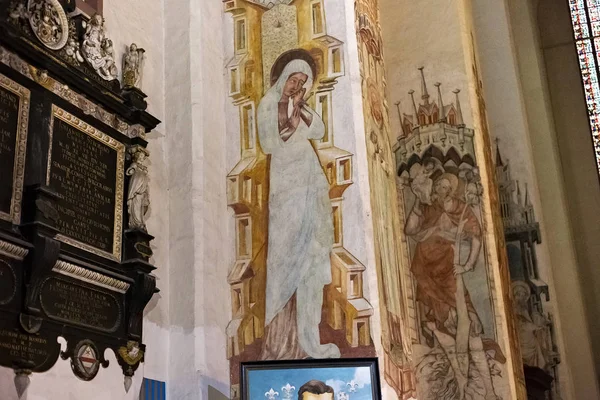 Veduta delle immagini sulle colonne della chiesa cattolica dell'Assunzione della Vergine Maria a Torun . — Foto Stock