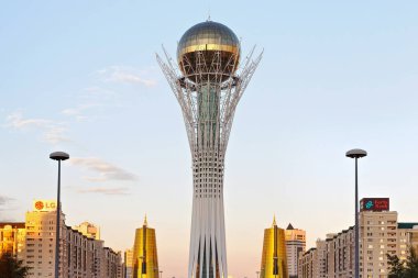Astana 'nın merkezindeki Nurzhol Bulvarı 'nda ünlü Baiterek kulesinin manzarası.