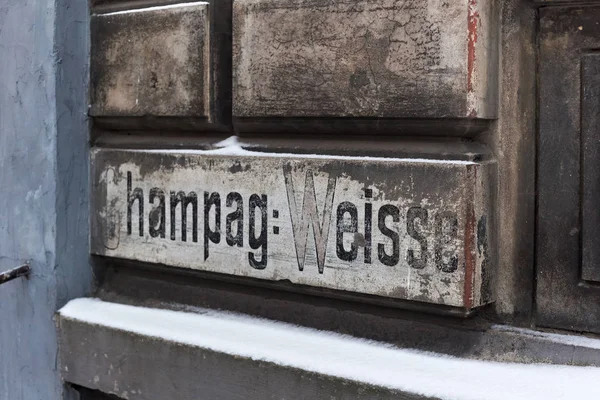 Německé jazykové nápisy na fasádě jedné ze starých budov v historické části města. — Stock fotografie