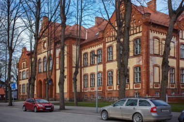 Nikolai caddesi üzerinde Parnu tarihi merkezinde Vanalinna okuluneski tuğla bina.