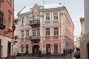 Vilnius 'un tarihi bölgesindeki eski binalar. Litvanya 'nın başkentidir ve Unesco Dünya Mirası olarak ilan edilen eski kasabasıyla ünlüdür..
