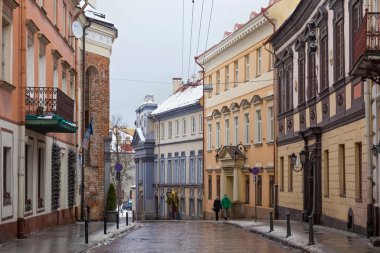 Vilnius 'un tarihi bölgesindeki eski binalar. Litvanya 'nın başkentidir ve Unesco Dünya Mirası olarak ilan edilen eski kasabasıyla ünlüdür..