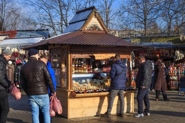 Güneşli kış gününde Zakopane 'de sokak pazarında koyun peyniri ve yüksek dağ balı satmak.